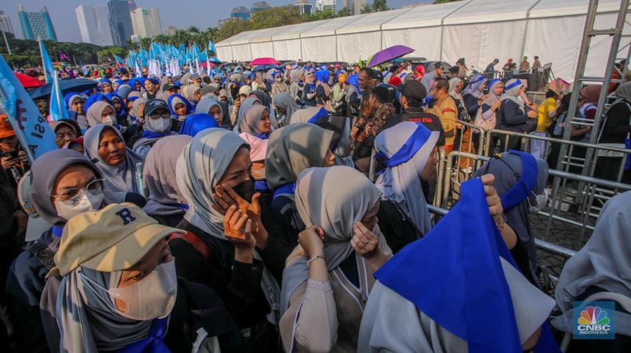 Buruh menghadiri peringatan Hari Buruh atau May Day di kawasan Monas, Jakarta, Kamis (1/5/2025). (CNBC Indonesia/Faisal Rahman) Buruh menghadiri peringatan Hari Buruh atau May Day di kawasan Monas, Jakarta, Kamis (1/5/2025). (CNBC Indonesia/Faisal Rahman)