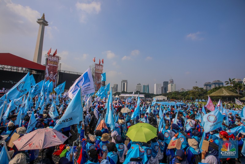 Buruh menghadiri peringatan Hari Buruh atau May Day di kawasan Monas, Jakarta, Kamis (1/5/2025). (CNBC Indonesia/Faisal Rahman) Buruh menghadiri peringatan Hari Buruh atau May Day di kawasan Monas, Jakarta, Kamis (1/5/2025). (CNBC Indonesia/Faisal Rahman)
