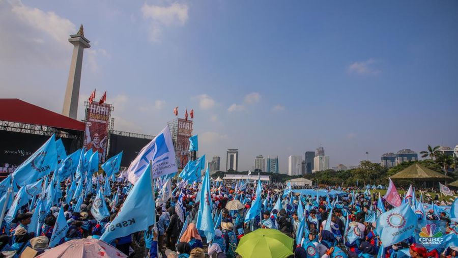 Buruh menghadiri peringatan Hari Buruh atau May Day di kawasan Monas, Jakarta, Kamis (1/5/2025). (CNBC Indonesia/Faisal Rahman) Buruh menghadiri peringatan Hari Buruh atau May Day di kawasan Monas, Jakarta, Kamis (1/5/2025). (CNBC Indonesia/Faisal Rahman)