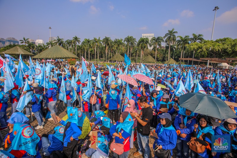 Buruh menghadiri peringatan Hari Buruh atau May Day di kawasan Monas, Jakarta, Kamis (1/5/2025). (CNBC Indonesia/Faisal Rahman)