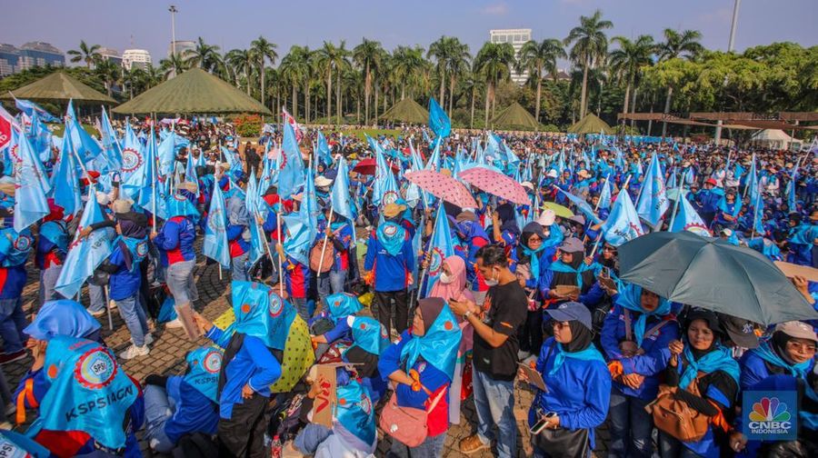 Buruh menghadiri peringatan Hari Buruh atau May Day di kawasan Monas, Jakarta, Kamis (1/5/2025). (CNBC Indonesia/Faisal Rahman) Buruh menghadiri peringatan Hari Buruh atau May Day di kawasan Monas, Jakarta, Kamis (1/5/2025). (CNBC Indonesia/Faisal Rahman)