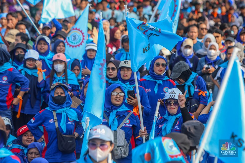 Buruh menghadiri peringatan Hari Buruh atau May Day di kawasan Monas, Jakarta, Kamis (1/5/2025). (CNBC Indonesia/Faisal Rahman) Buruh menghadiri peringatan Hari Buruh atau May Day di kawasan Monas, Jakarta, Kamis (1/5/2025). (CNBC Indonesia/Faisal Rahman)