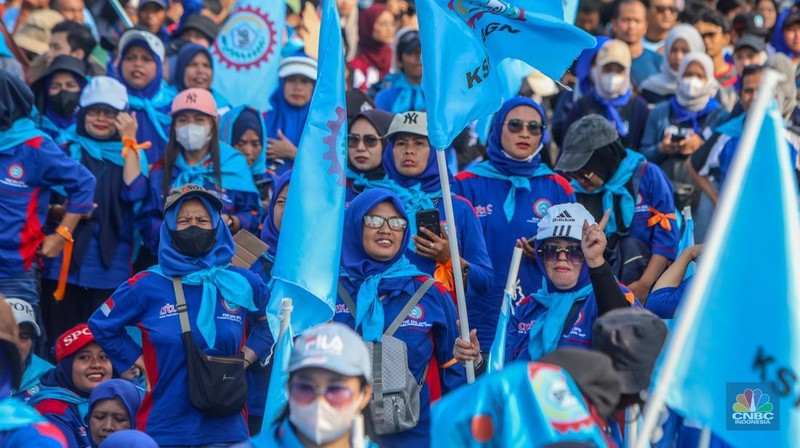 Buruh menghadiri peringatan Hari Buruh atau May Day di kawasan Monas, Jakarta, Kamis (1/5/2025). (CNBC Indonesia/Faisal Rahman)