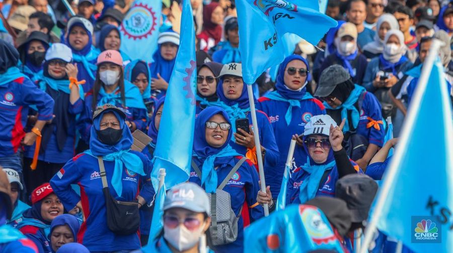 Buruh menghadiri peringatan Hari Buruh atau May Day di kawasan Monas, Jakarta, Kamis (1/5/2025). (CNBC Indonesia/Faisal Rahman) Buruh menghadiri peringatan Hari Buruh atau May Day di kawasan Monas, Jakarta, Kamis (1/5/2025). (CNBC Indonesia/Faisal Rahman)