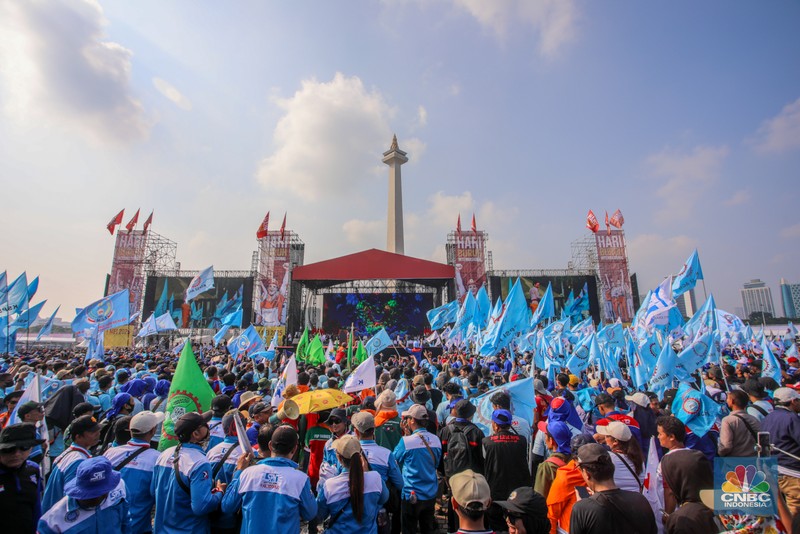 Buruh menghadiri peringatan Hari Buruh atau May Day di kawasan Monas, Jakarta, Kamis (1/5/2025). (CNBC Indonesia/Faisal Rahman) Buruh menghadiri peringatan Hari Buruh atau May Day di kawasan Monas, Jakarta, Kamis (1/5/2025). (CNBC Indonesia/Faisal Rahman)
