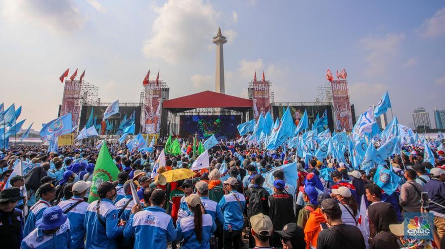 Buruh menghadiri peringatan Hari Buruh atau May Day di kawasan Monas, Jakarta, Kamis (1/5/2025). (CNBC Indonesia/Faisal Rahman) Buruh menghadiri peringatan Hari Buruh atau May Day di kawasan Monas, Jakarta, Kamis (1/5/2025). (CNBC Indonesia/Faisal Rahman)