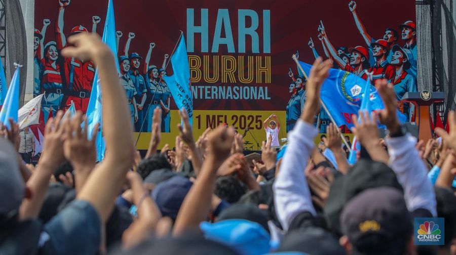 Foto: Perayaan Hari Buruh Internasional atau May Day di kawasan Monas, Jakarta, Kamis (1/5/2025). (CNBC Indonesia/Faisal Rahman)