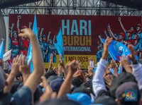 Foto: Perayaan Hari Buruh Internasional atau May Day di kawasan Monas, Jakarta, Kamis (1/5/2025). (CNBC Indonesia/Faisal Rahman)