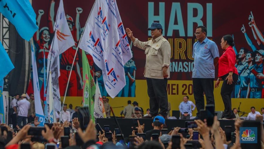 Presiden Prabowo Subianto menyampaikan pidato saat menghadiri peringatan Hari Buruh atau May Day di Monas, Jakarta, Kamis (1/5/2025). (CNBC Indonesia/Faisal Rahman) Presiden Prabowo Subianto menyampaikan pidato saat menghadiri peringatan Hari Buruh atau May Day di Monas, Jakarta, Kamis (1/5/2025). (CNBC Indonesia/Faisal Rahman)