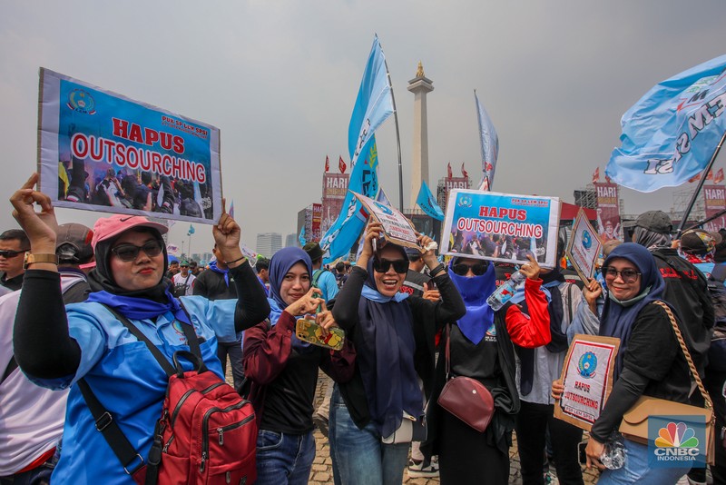 Presiden Prabowo Subianto menyampaikan pidato saat menghadiri peringatan Hari Buruh atau May Day di Monas, Jakarta, Kamis (1/5/2025). (CNBC Indonesia/Faisal Rahman) Presiden Prabowo Subianto menyampaikan pidato saat menghadiri peringatan Hari Buruh atau May Day di Monas, Jakarta, Kamis (1/5/2025). (CNBC Indonesia/Faisal Rahman)
