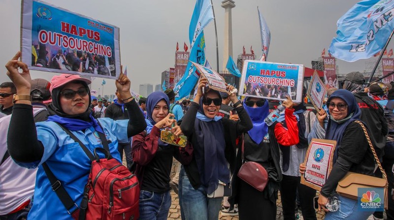 Presiden Prabowo Subianto menyampaikan pidato saat menghadiri peringatan Hari Buruh atau May Day di Monas, Jakarta, Kamis (1/5/2025). (վ/Faisal Rahman)