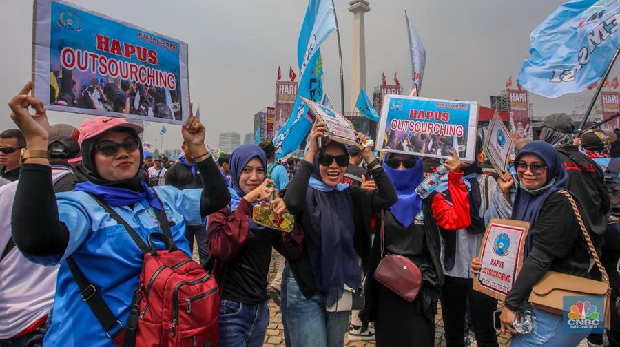 Presiden Prabowo Subianto menyampaikan pidato saat menghadiri peringatan Hari Buruh atau May Day di Monas, Jakarta, Kamis (1/5/2025). (CNBC Indonesia/Faisal Rahman) Presiden Prabowo Subianto menyampaikan pidato saat menghadiri peringatan Hari Buruh atau May Day di Monas, Jakarta, Kamis (1/5/2025). (CNBC Indonesia/Faisal Rahman)