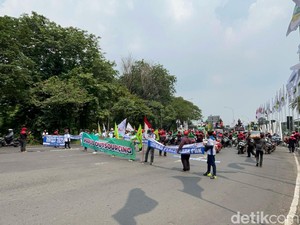 Peringati May Day, Ratusan Buruh Sempat Tutup Bundaran Waru