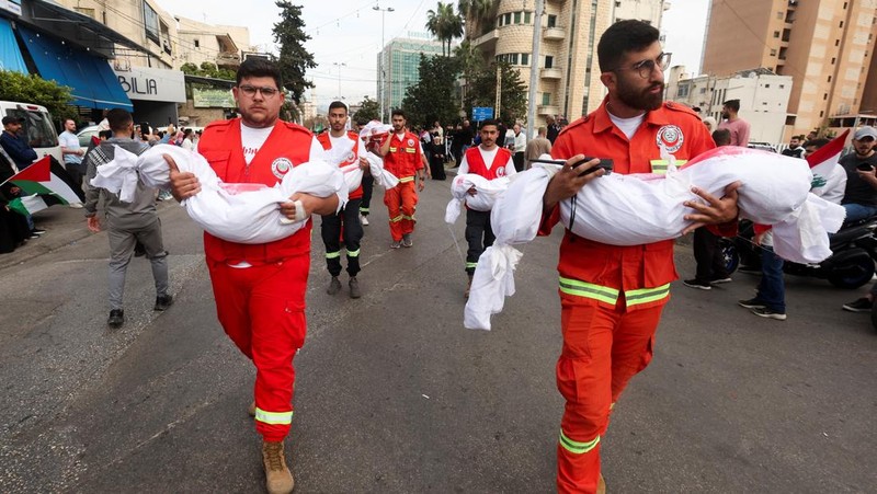 Anak Palestina Osama Al-Reqep, 5 tahun, terbaring di ranjang di Rumah Sakit Nasser tempat ia menerima perawatan, di Khan Younis, di Jalur Gaza selatan, 1 Mei 2025. (REUTERS/Hatem Khaled)