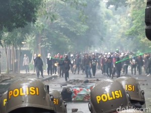 Ricuh! Demo Buruh di Bandung Disusupi-Polisi Dilempar Molotov