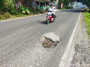 Jalan Serang-Pandeglang Berlubang, Warga Harap Pemerintah Turun Tangan