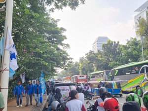 Lalin Macet di Jalan Medan Merdeka Selatan Jelang Aksi May Day di Monas