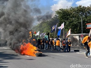 Mahasiswa UNM Demo Hari Buruh Tutup Jalan Depan Kampus di Pettarani Makassar