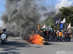 Demo Hari Buruh di Makassar, Mahasiswa Minta UU TNI-Cipta Kerja Dibatalkan