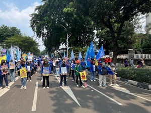 Massa Buruh Mulai Kumpul Depan TVRI, Bakal Long March ke DPR