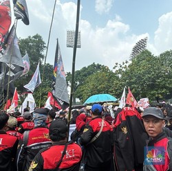 Massa Buruh Mulai Merapat ke Depan Gedung DPR, Begini Penampakannya