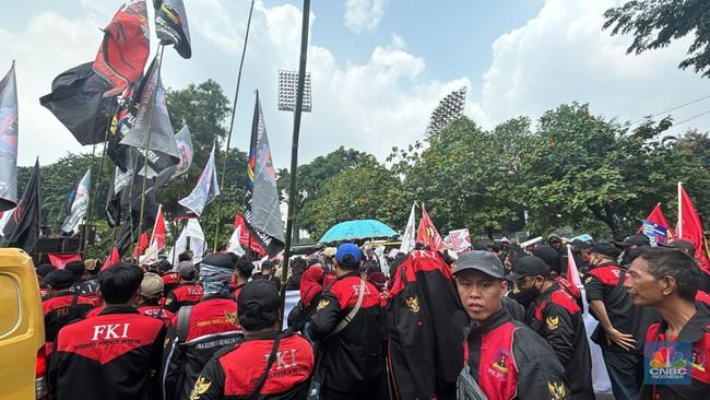 Massa Buruh Mulai Merapat ke Depan Gedung DPR, Begini Penampakannya