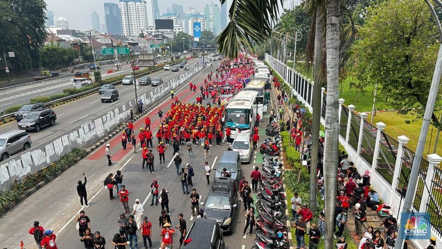 Massa buruh mulai memadati sekitar Kompleks Parlemen, Senayan, Jakarta Pusat, Kamis (1/5/2025). (CNBC Indonesia/Zahwa Madjid)