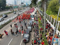 Massa buruh mulai memadati sekitar Kompleks Parlemen, Senayan, Jakarta Pusat, Kamis (1/5/2025). (CNBC Indonesia/Zahwa Madjid)