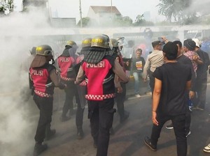Polisi Padamkan Ban yang Dibakar Massa May Day di Depan DPR