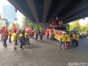 Massa Demo Hari Buruh Mulai Tutup Jalan di Flyover Makassar