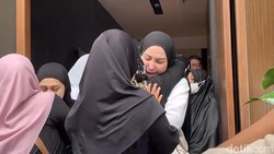 Tangis Mona Ratuliu di Rumah Duka, Ayah Meninggal Dunia