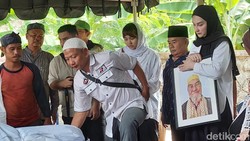 Mona Ratuliu Kenang Mendiang Ayah Sosok Religius, Meninggal Usai Berwudu