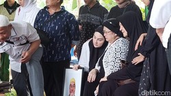 Cerita Mona Ratuliu tentang Mendiang Ayah hingga Ziarah ke Makam Wali