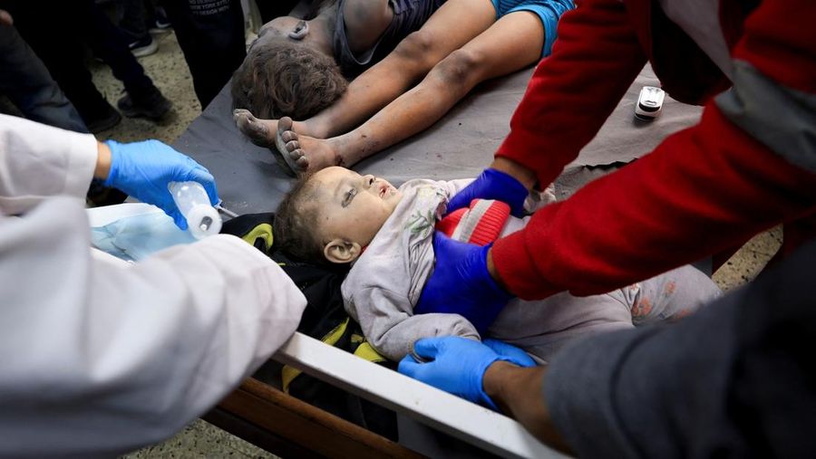 Anak Palestina Osama Al-Reqep, 5 tahun, terbaring di ranjang di Rumah Sakit Nasser tempat ia menerima perawatan, di Khan Younis, di Jalur Gaza selatan, 1 Mei 2025. (REUTERS/Hatem Khaled) Anak Palestina Osama Al-Reqep, 5 tahun, terbaring di ranjang di Rumah Sakit Nasser tempat ia menerima perawatan, di Khan Younis, di Jalur Gaza selatan, 1 Mei 2025. (REUTERS/Hatem Khaled)