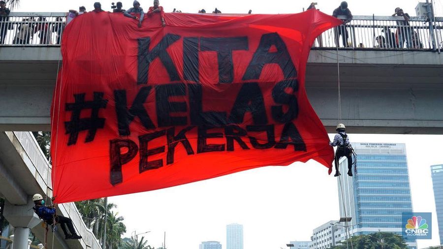 Aksi long march dari Konfederasi KASBI dan Aliansi Gerakan Buruh Bersama Rakyat (GEBRAK) saat demo May Day di Kawasan depan Gedung DPR, Jakarta, Kamis (1/5/2025). (CNBC Indonesia/Muhammad Sabki)
