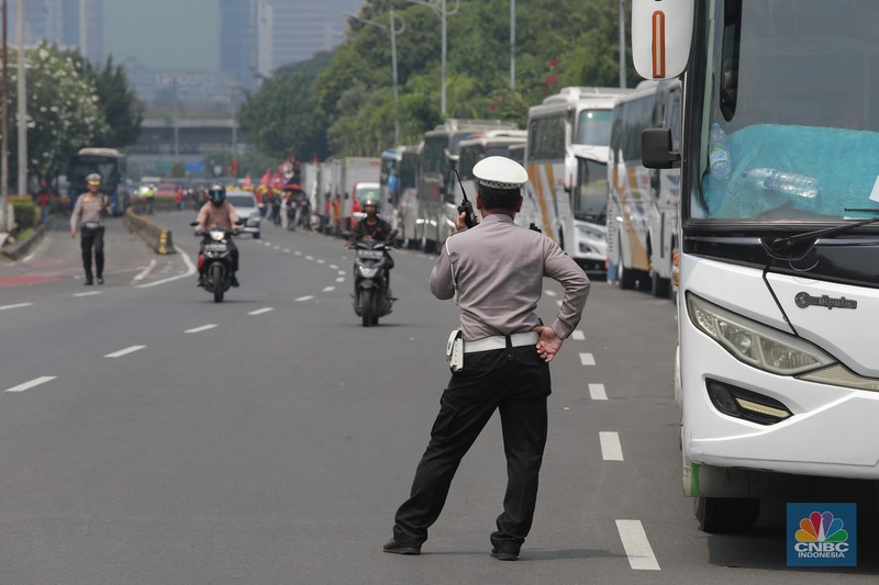 Suasana jalan lengang di kawasan Bunderan Senayan menuju sudirman, Jakarta, (1/5/2025). (CNBC Indonesia/Muhammad Sabki)