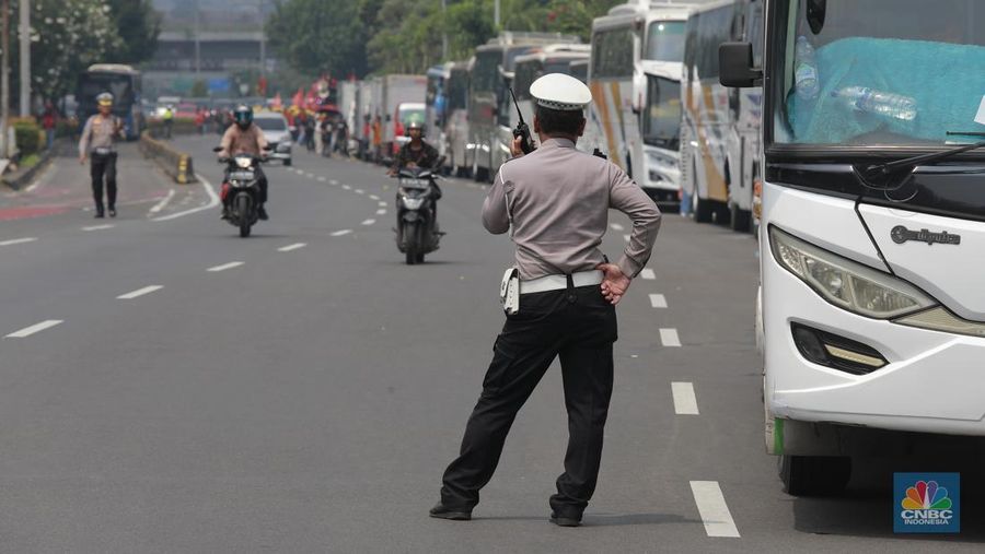 Suasana jalan lengang di kawasan Bunderan Senayan menuju sudirman, Jakarta, (1/5/2025). (CNBC Indonesia/Muhammad Sabki)