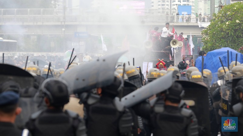 Petugas kepolisian membubarkan aksi massa demo May Day dengan water canon di depan Gedung DPR, Jakarta, (1/5/2025). (CNBC Indonesia/Muhammad Sabki)