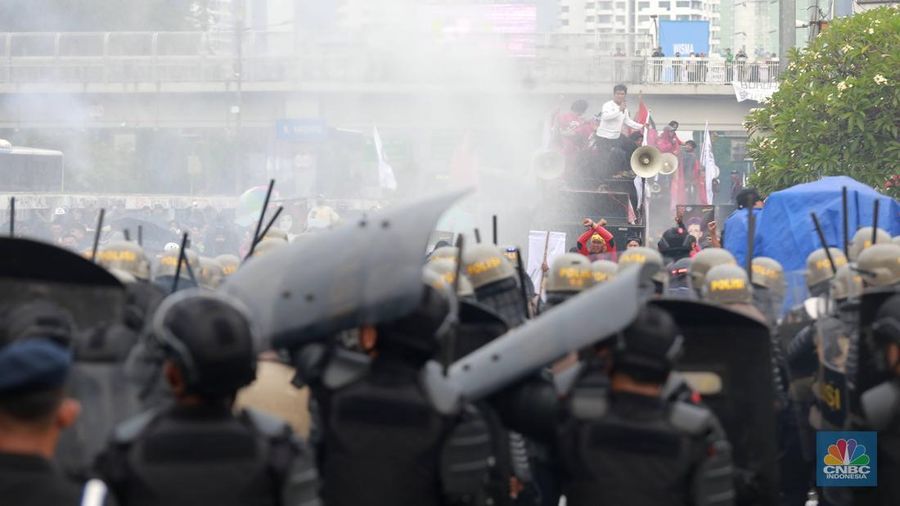 Petugas kepolisian membubarkan aksi massa demo May Day dengan water canon di depan Gedung DPR, Jakarta, (1/5/2025). (CNBC Indonesia/Muhammad Sabki) Petugas kepolisian membubarkan aksi massa demo May Day dengan water canon di depan Gedung DPR, Jakarta, (1/5/2025). (CNBC Indonesia/Muhammad Sabki)