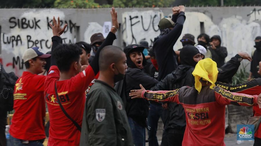 Petugas kepolisian membubarkan aksi massa demo May Day dengan water canon di depan Gedung DPR, Jakarta, (1/5/2025). (CNBC Indonesia/Muhammad Sabki) Petugas kepolisian membubarkan aksi massa demo May Day dengan water canon di depan Gedung DPR, Jakarta, (1/5/2025). (CNBC Indonesia/Muhammad Sabki)