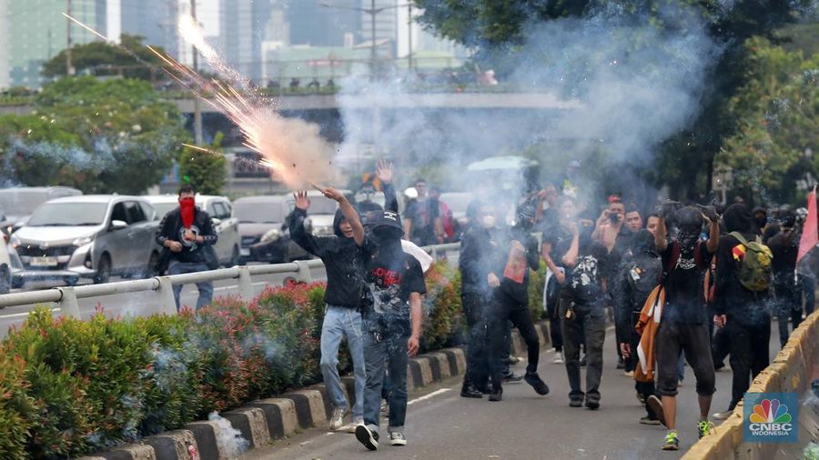 Petugas kepolisian membubarkan aksi massa demo May Day dengan water canon di depan Gedung DPR, Jakarta, (1/5/2025). (CNBC Indonesia/Muhammad Sabki)