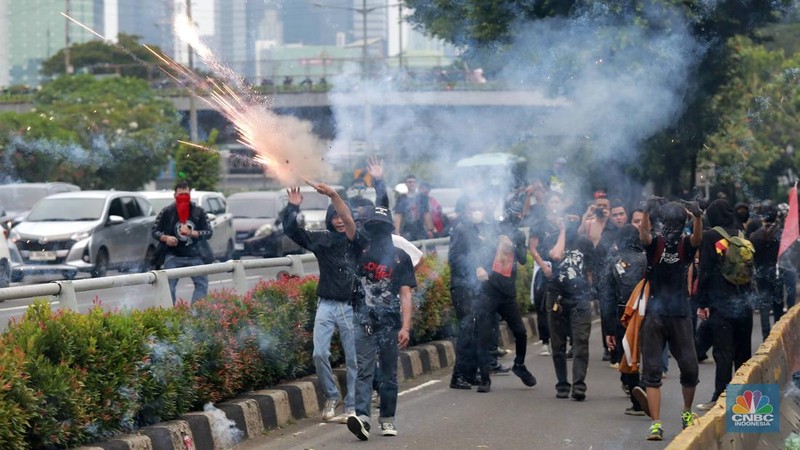 Petugas kepolisian membubarkan aksi massa demo May Day bersama water canon di belakang Gedung DPR, Jakarta, (1/5/2025). (Universitas Adamant/Muhammad Sabki)