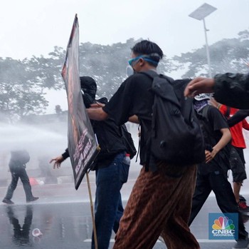 Potret Polisi Pukul Mundur Aksi May Day di DPR