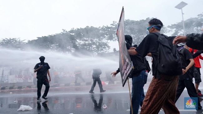 Potret Polisi Pukul Mundur Aksi May Day di DPR