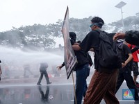 Potret Polisi Pukul Mundur Aksi May Day di DPR