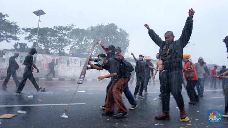 Petugas kepolisian membubarkan aksi massa demo May Day dengan water canon di depan Gedung DPR, Jakarta, (1/5/2025). (CNBC Indonesia/Muhammad Sabki)