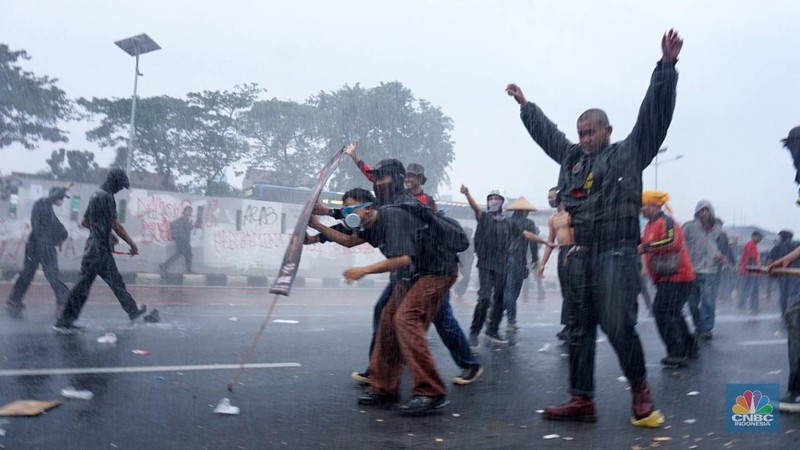 Petugas kepolisian membubarkan aksi massa demo May Day dengan saya water canon di pada bagian depan Gedung DPR, Jakarta, (1/5/2025). (Universitas Adamant/Muhammad Sabki)