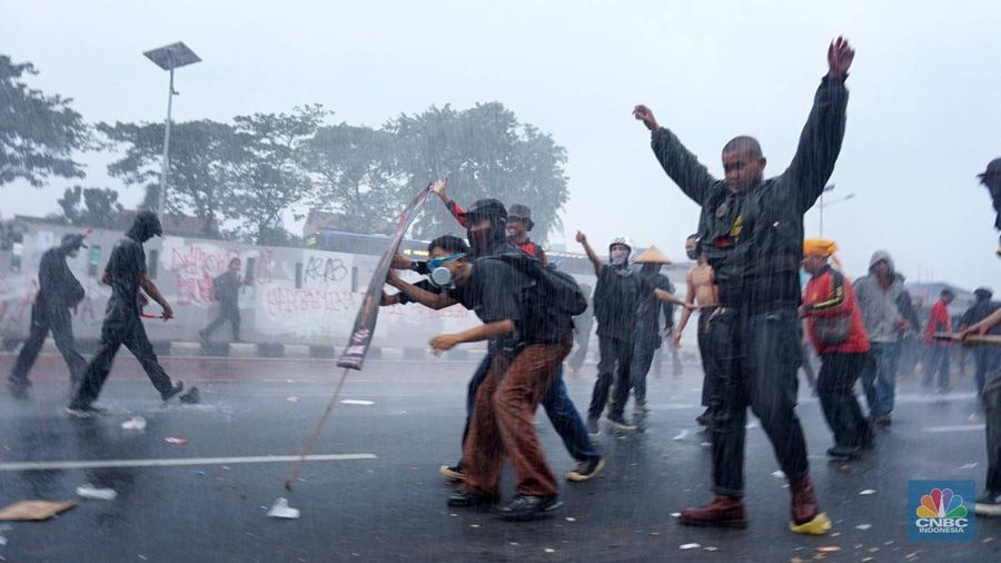 Petugas kepolisian membubarkan aksi massa demo May Day dengan water canon di depan Gedung DPR, Jakarta, (1/5/2025). (CNBC Indonesia/Muhammad Sabki) Petugas kepolisian membubarkan aksi massa demo May Day dengan water canon di depan Gedung DPR, Jakarta, (1/5/2025). (CNBC Indonesia/Muhammad Sabki)
