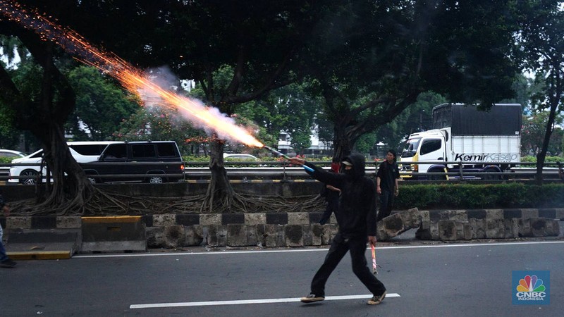 Petugas kepolisian membubarkan aksi massa demo May Day dengan water canon di depan Gedung DPR, Jakarta, (1/5/2025). (CNBC Indonesia/Muhammad Sabki)