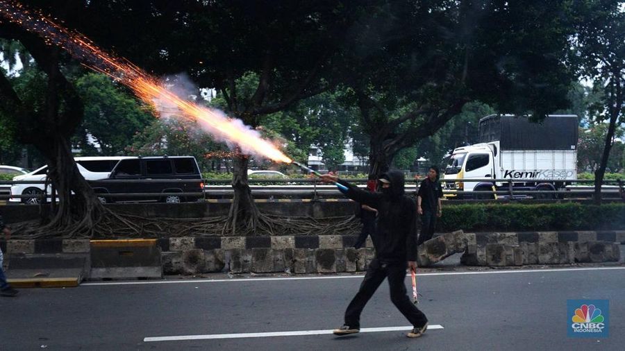 Petugas kepolisian membubarkan aksi massa demo May Day dengan water canon di depan Gedung DPR, Jakarta, (1/5/2025). (CNBC Indonesia/Muhammad Sabki) Petugas kepolisian membubarkan aksi massa demo May Day dengan water canon di depan Gedung DPR, Jakarta, (1/5/2025). (CNBC Indonesia/Muhammad Sabki)